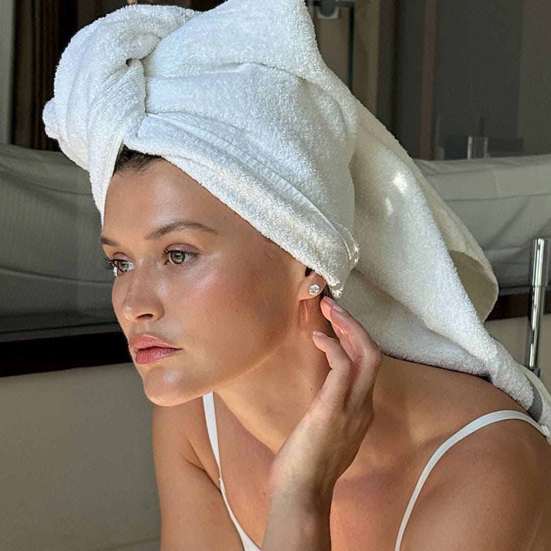 Chloe Lecareux con toalla en el pelo y pijama blanco