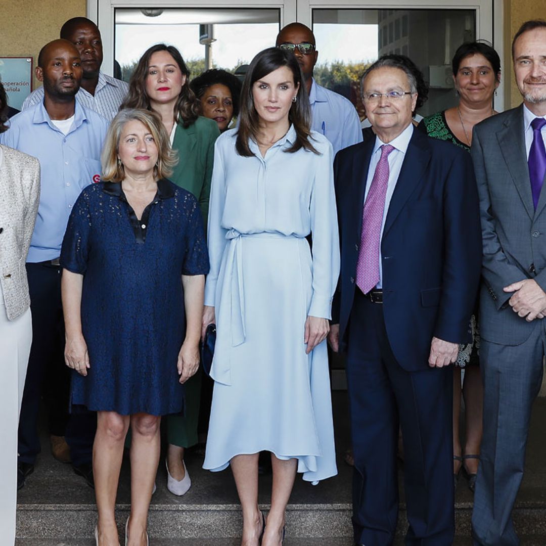 La Reina escucha a los cooperantes en Mozambique tras almorzar con el presidente del país y su esposa