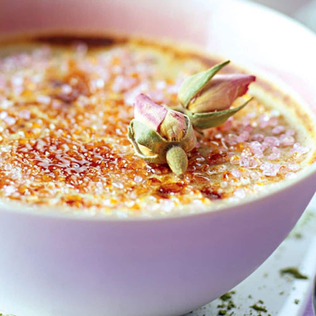 Crema caramelizada al agua de rosas