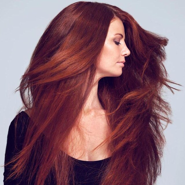chica con cabello voluminoso