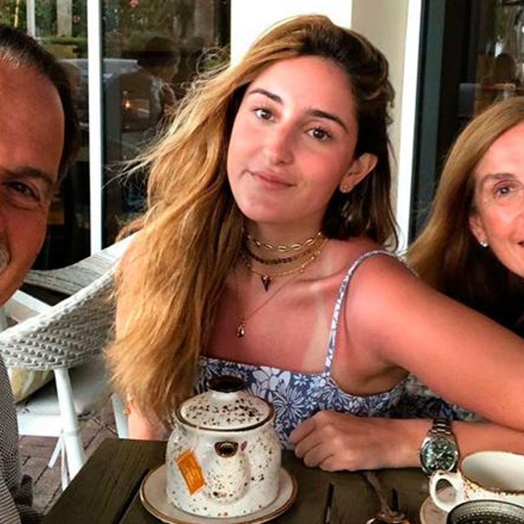 La hija de Raúl de Molina disfruta de sus padres en un merecido viaje a Grecia, tras su graduación