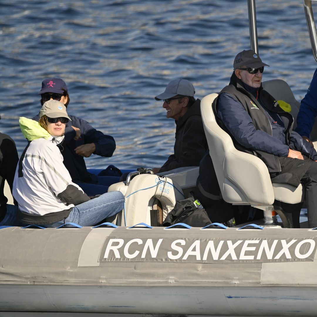 Irene Urdangarin, casi de incógnito, la inesperada protagonista de la última visita de su abuelo el rey Juan Carlos a Sanxenxo