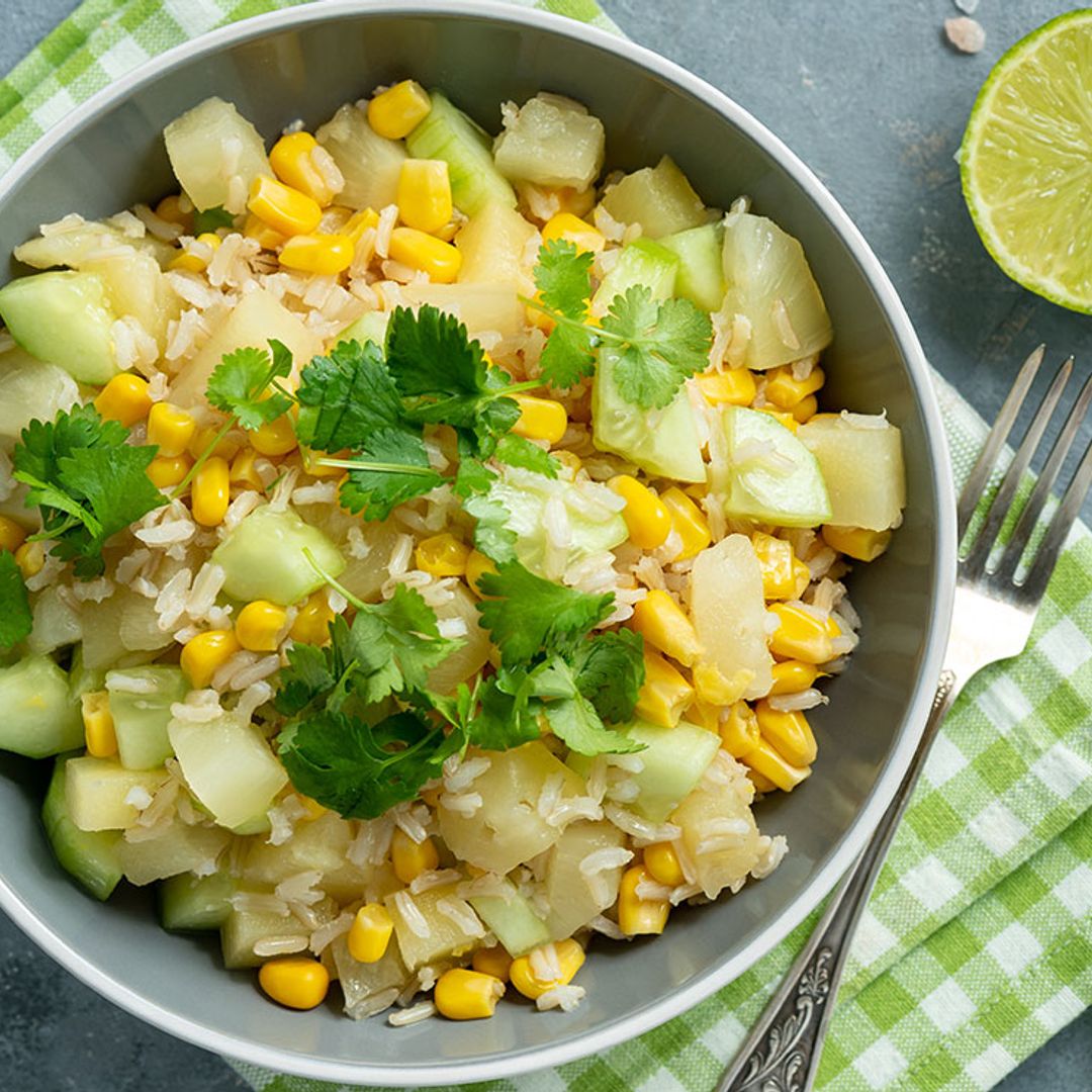 Ensalada de arroz integral con maíz, pepino y piña