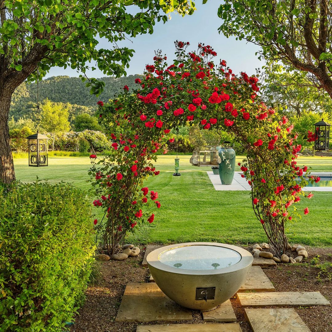 Ideas frescas para decorar con plantas y flores cualquier rincón al aire libre