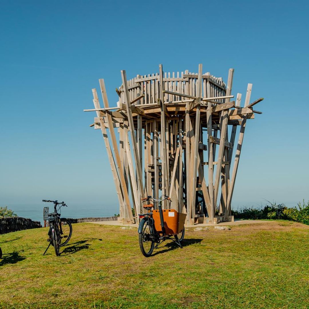 Lowe Tower, del artista japonés Tadashi Kawamata, Anglet, Francia