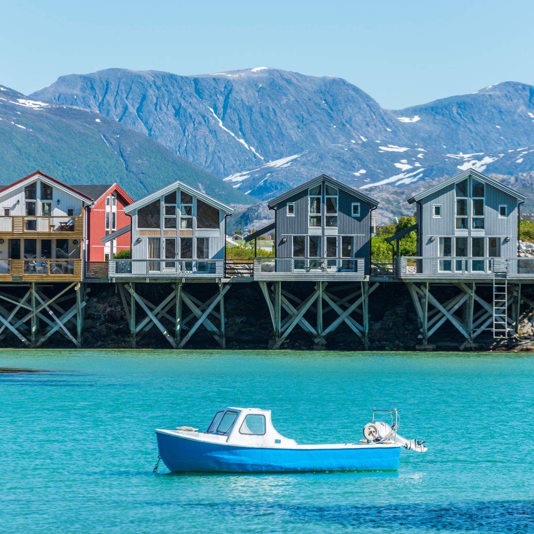 La isla noruega donde decidieron parar el tiempo y vivir sin relojes: grandes paisajes y playas de arena blanca