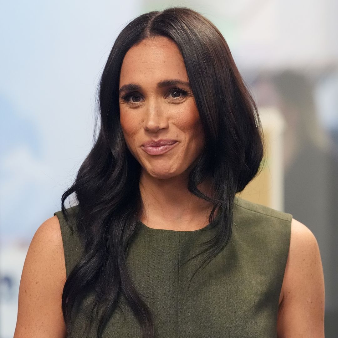 Meghan Markle, polifacética hasta en los looks: de modernizar el traje blanco que fascina a la realeza a triunfar con sus 'shorts' más llamativos