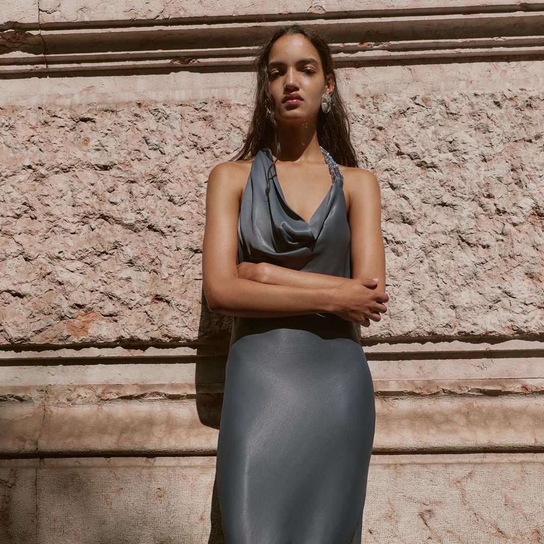 Vestido midi satinado gris con detalle de abalorios, de Zara