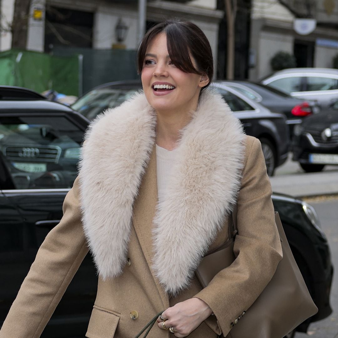 El abrigo calentito de Isabelle Junot y otros diseños de doble faz para vestir bien durante esta ola de frío