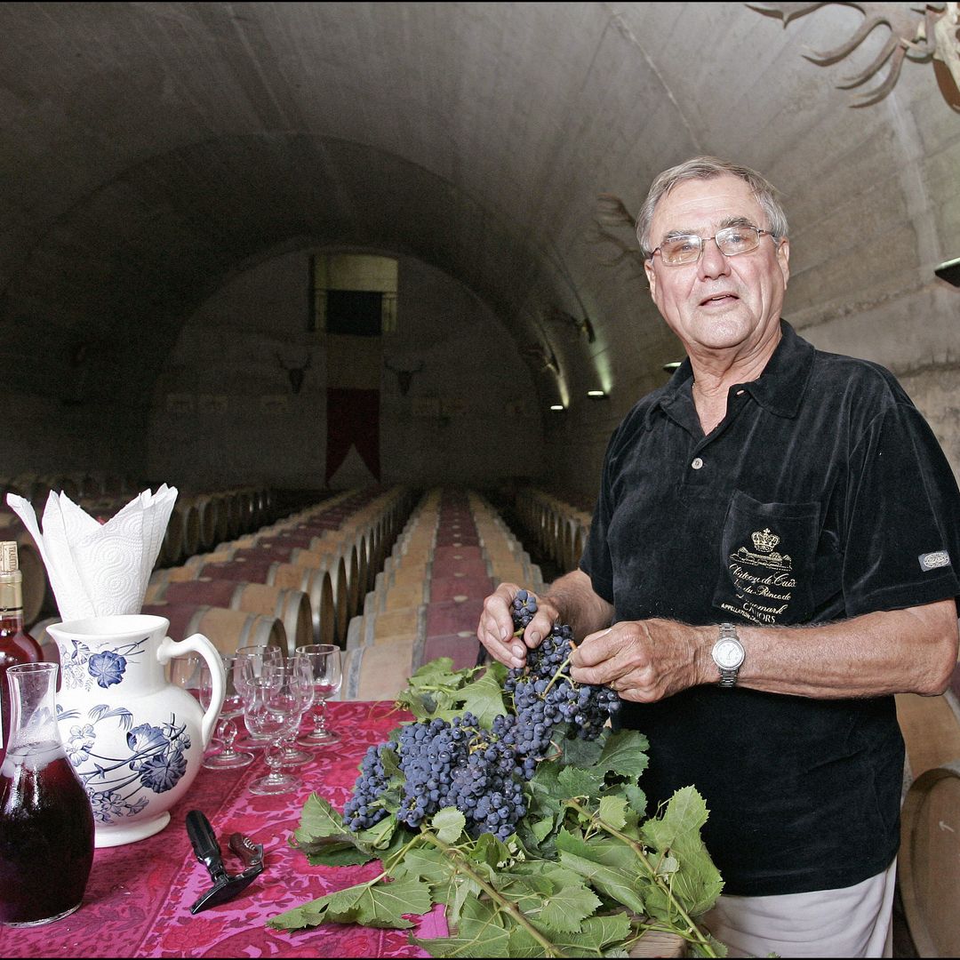 El príncipe Henrik de Dinamarca en la bodega del Chateau of Caix, Francia.