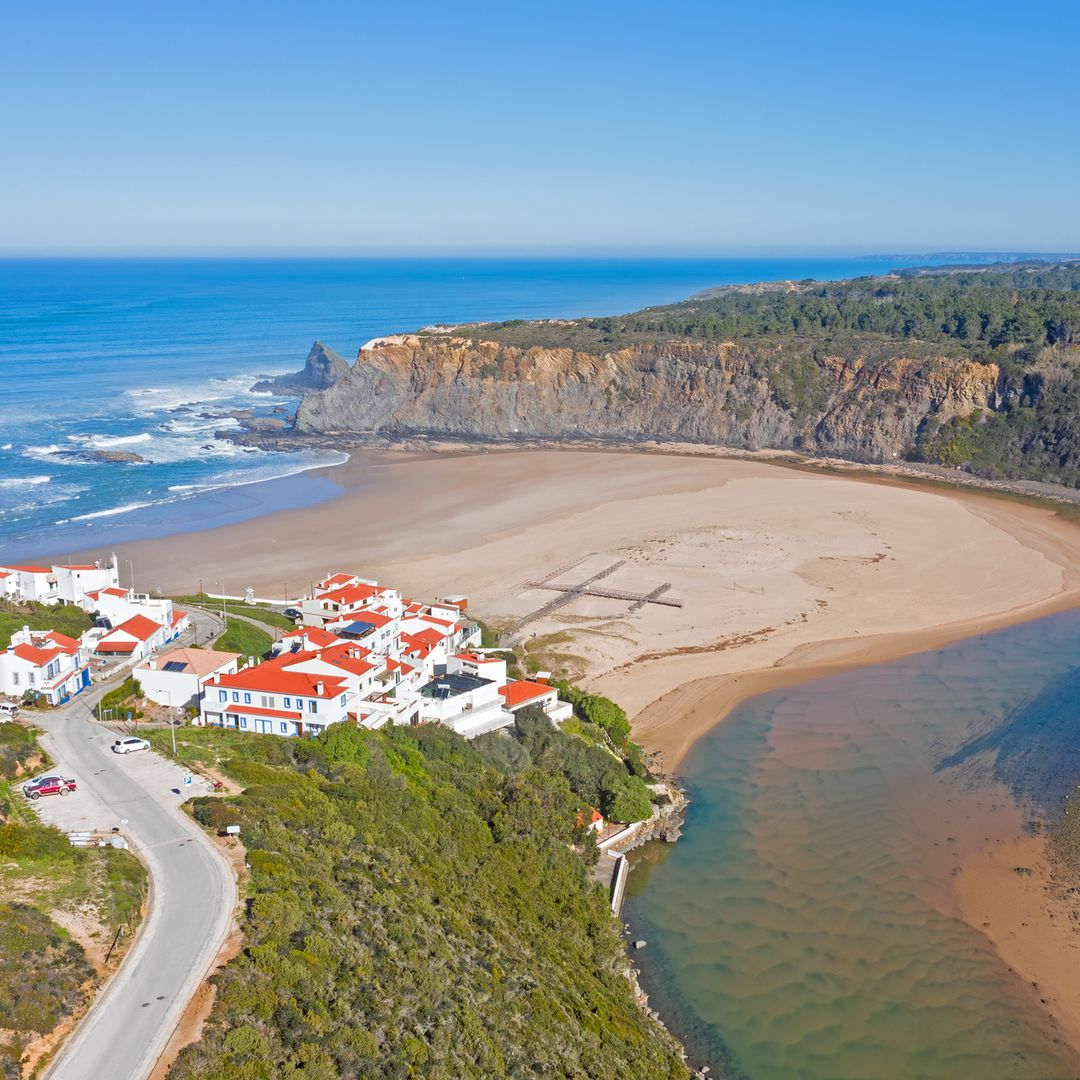Ni Lagos ni Faro: el pueblo blanco en el confín del Algarve cuya playa fue proclamada Maravilla de Portugal entre acantilados salvajes