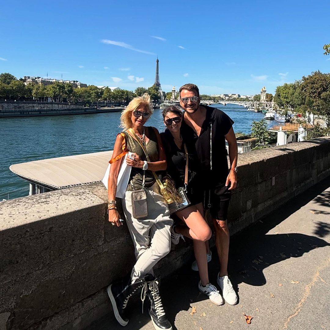 Adela Micha comparte vistazos de su fascinante escapada en familia por París