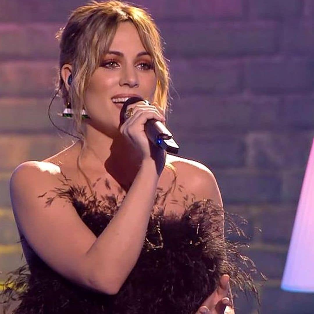Edurne versiona el look de plumas más seductor de doña Letizia