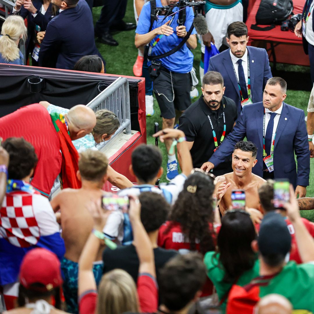 Cristiano Ronaldo camina hacia el túnel de vestuarios tras la victoria de Portugal en el partido de dieciseisavos de final del Mundial 2026 ante Croacia, disputado en el Toronto Stadium