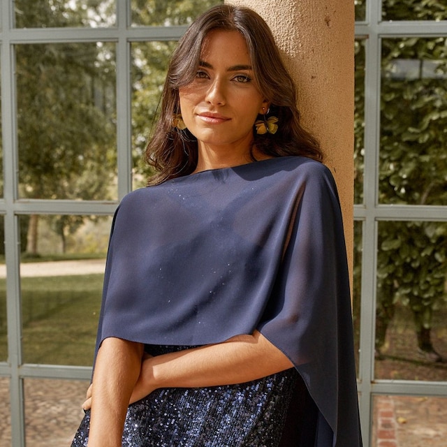 Look de invitada con capa