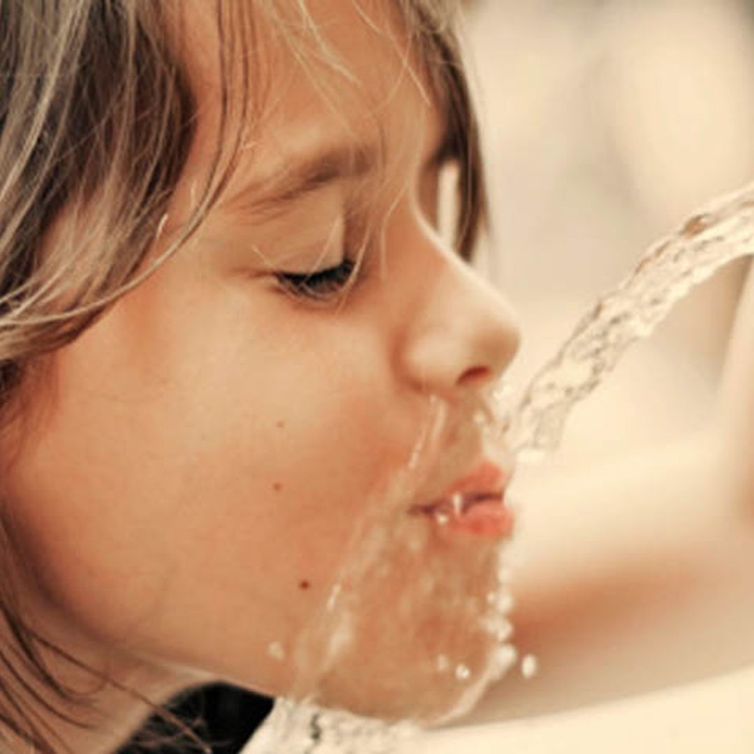 Consumir agua de mineralización débil, ¿una moda?