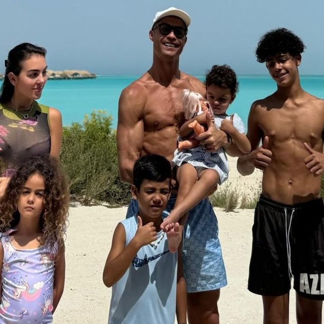cristiano ronaldo y georgina rodr guez con sus hijos