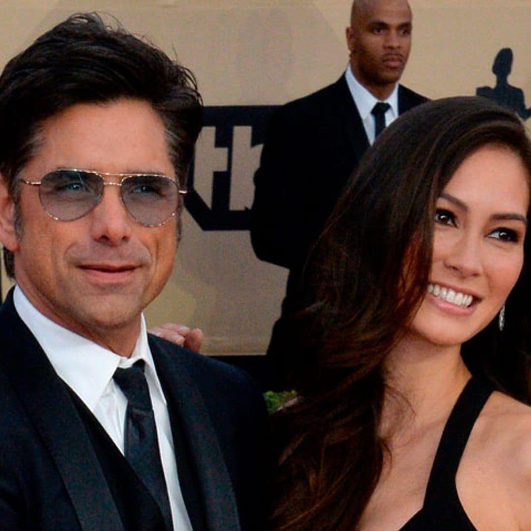 El original debut de alfombra roja de John Stamos y su prometida como futuros papás