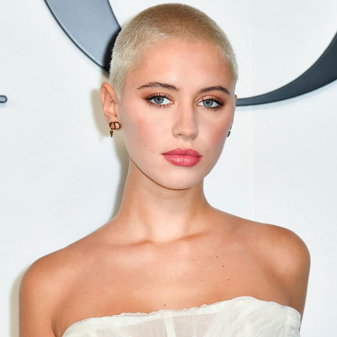 Iris Law y Deva Cassel se unen al colorido tablero 'disco' de Dior