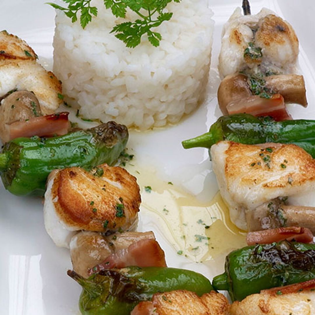 Brochetas de rape con beicon, champiñón y pimientos de Gernika