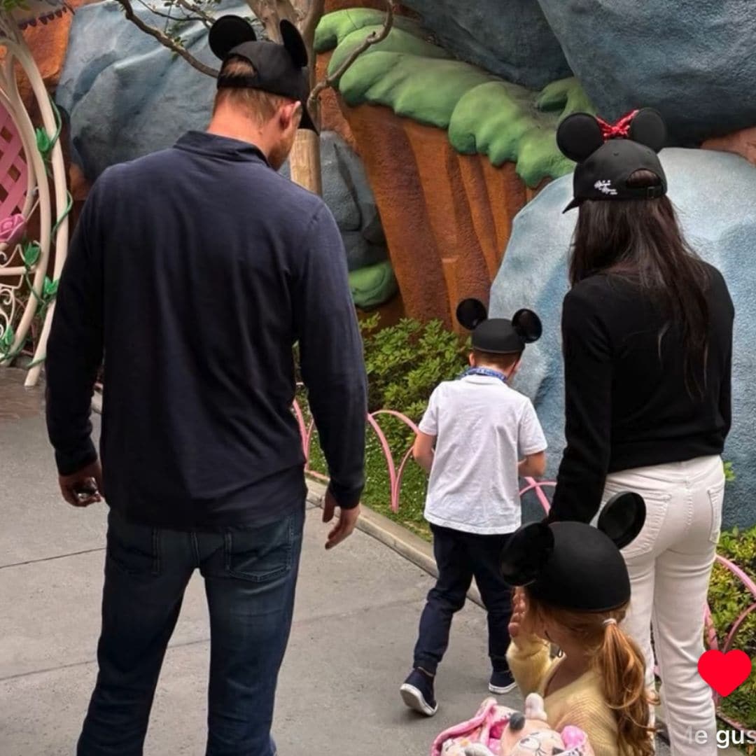 Meghan, Harry, Archie y Lilibet juntos pasando un día genial en Disneyland.