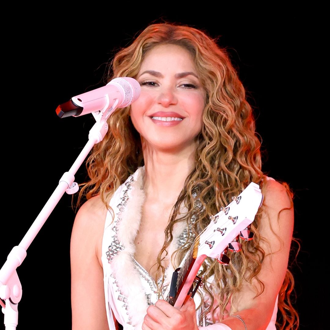 Shakira interrumpe su concierto para agradecer a Chris Martin por su amistad y apoyo