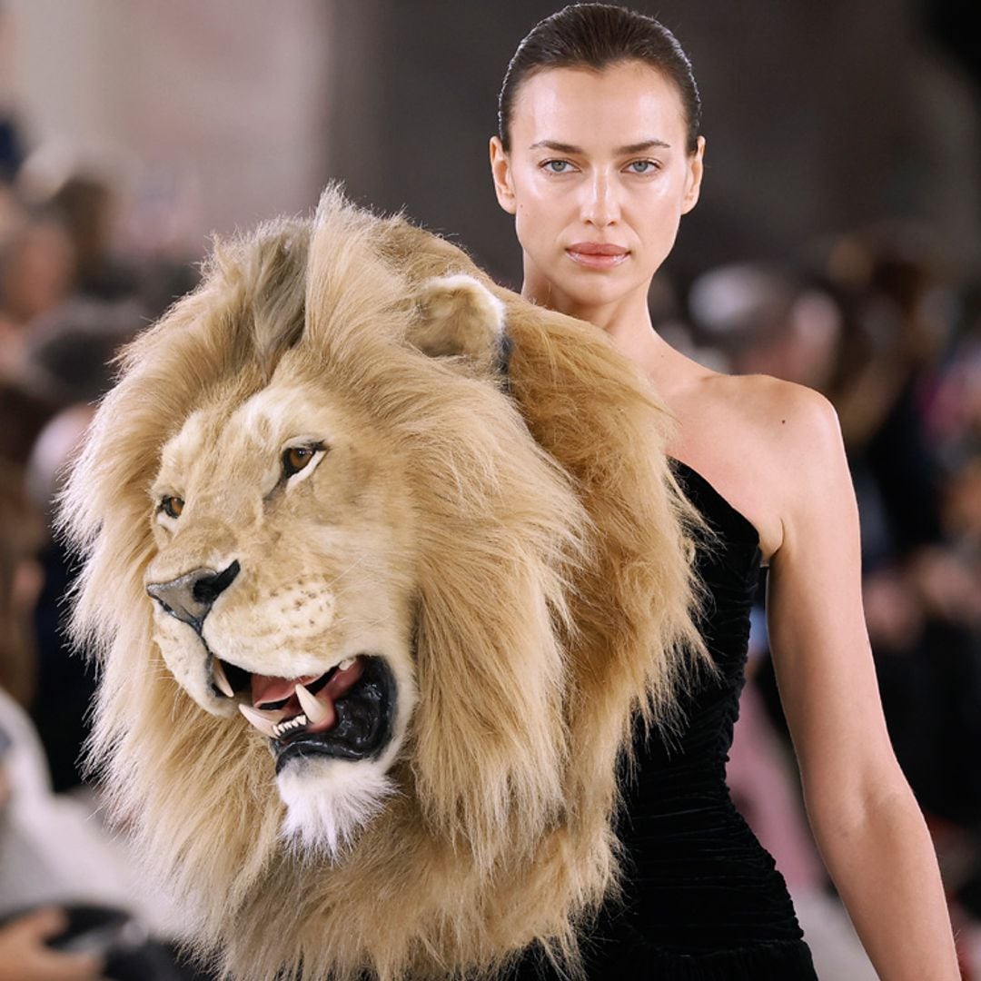 El vestido 'cabeza de león' de Irina Shayk y otros lookazos virales en el desfile de Schiaparelli
