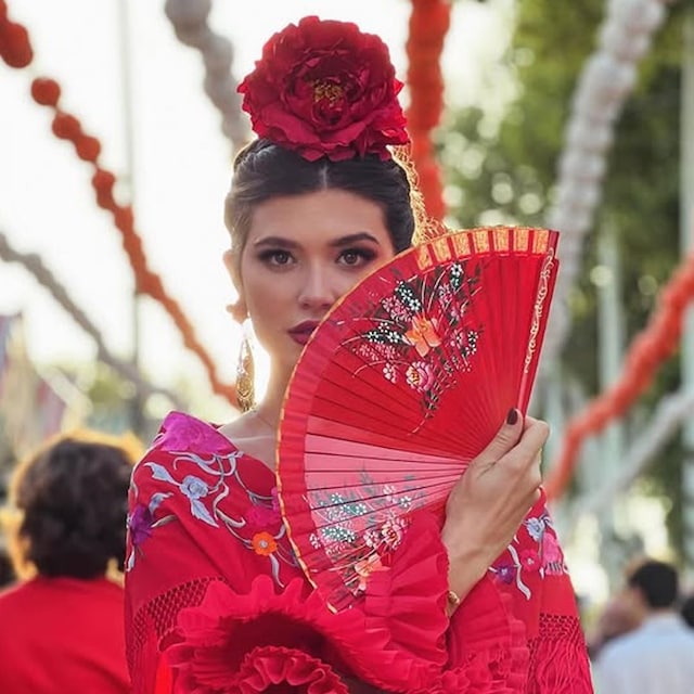 Daniela Tapia en la Feria de Abril con vestido de Rocío Peralta