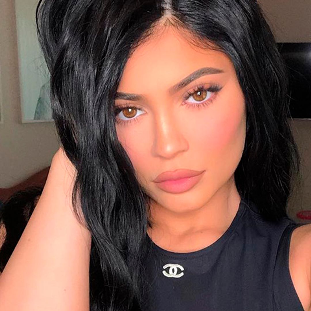 Según Kylie Jenner deberías usar una máscara de pestañas marrón, ¿imaginas por qué?