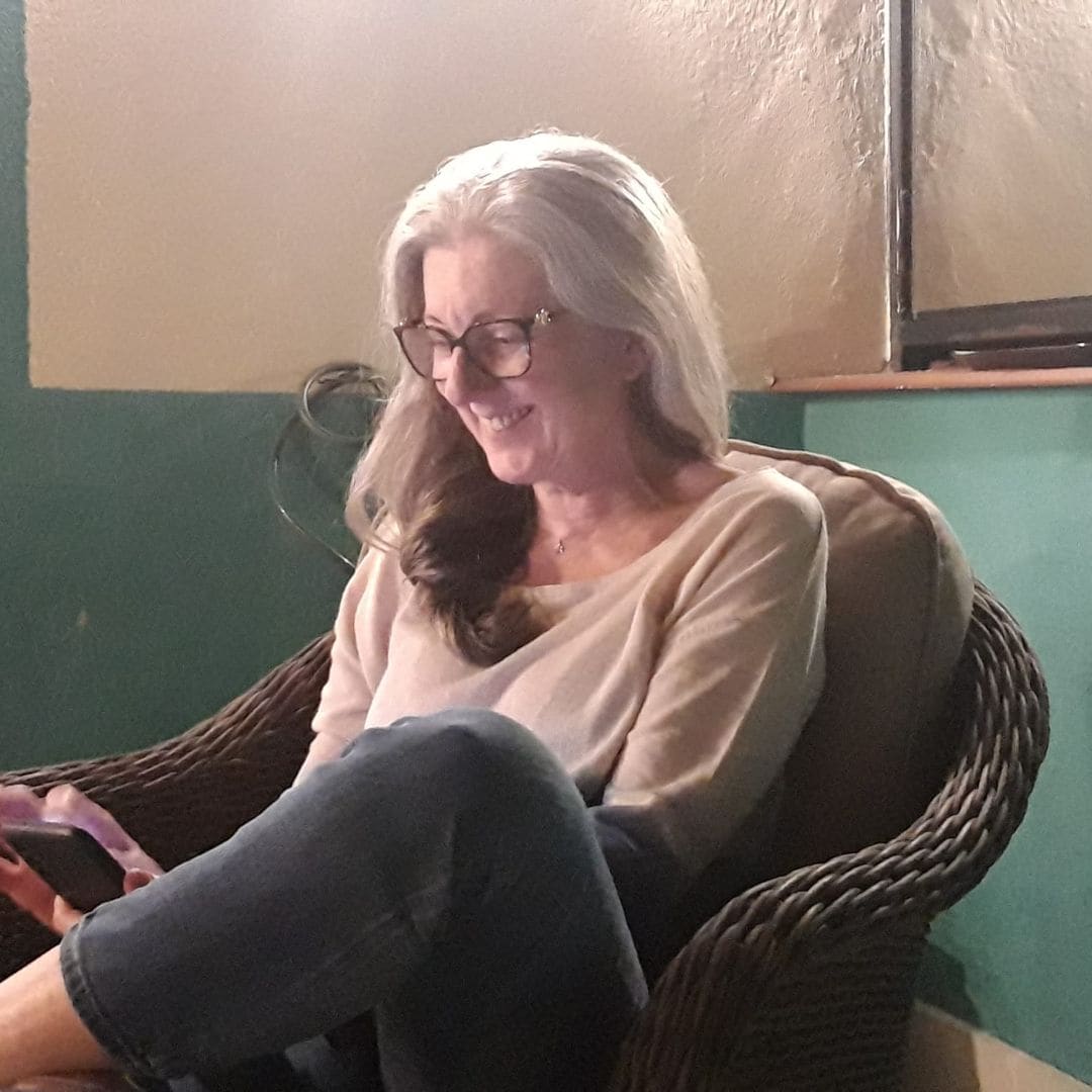 Isabel Chávarri con su móvil