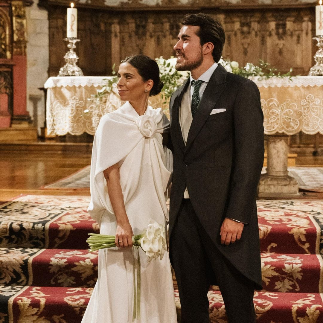 Lucía, la novia que llevó una capa corta y broche floral sobre un vestido sencillo para su boda en Pamplona