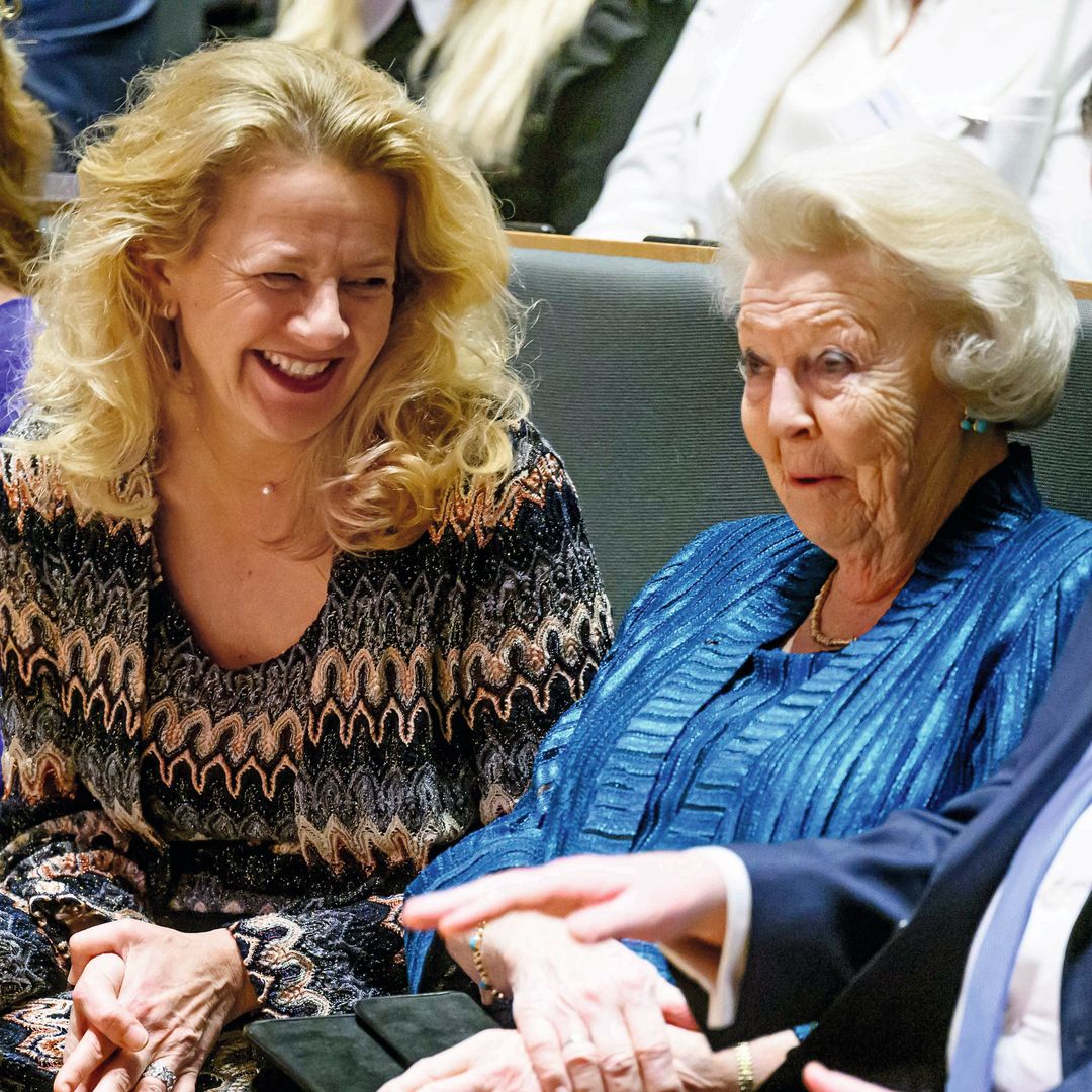 Mabel de Holanda riéndose con la princesa Beatriz