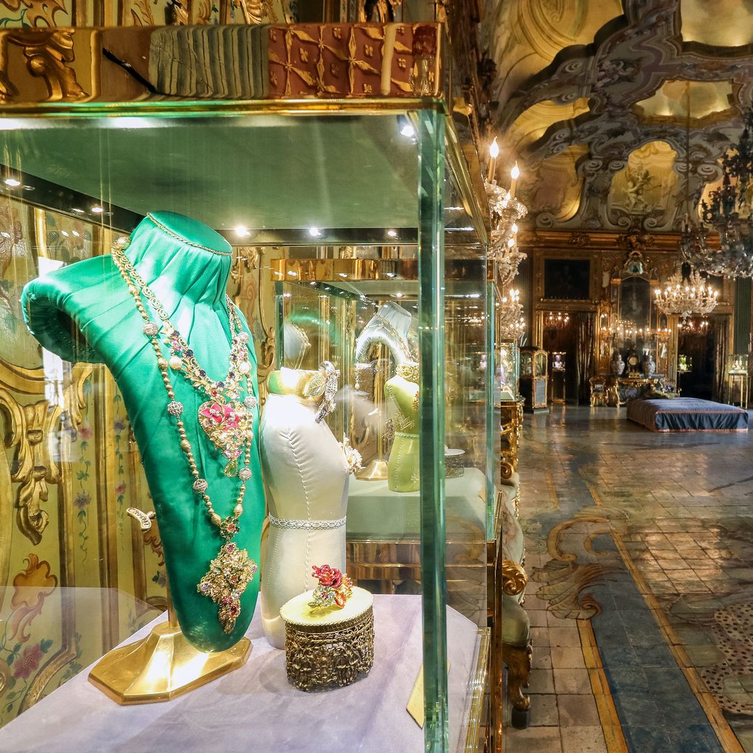 Joyas en las salas del Palazzo Gangi donde se exhiben las joyas de Dolce & Gabbana.