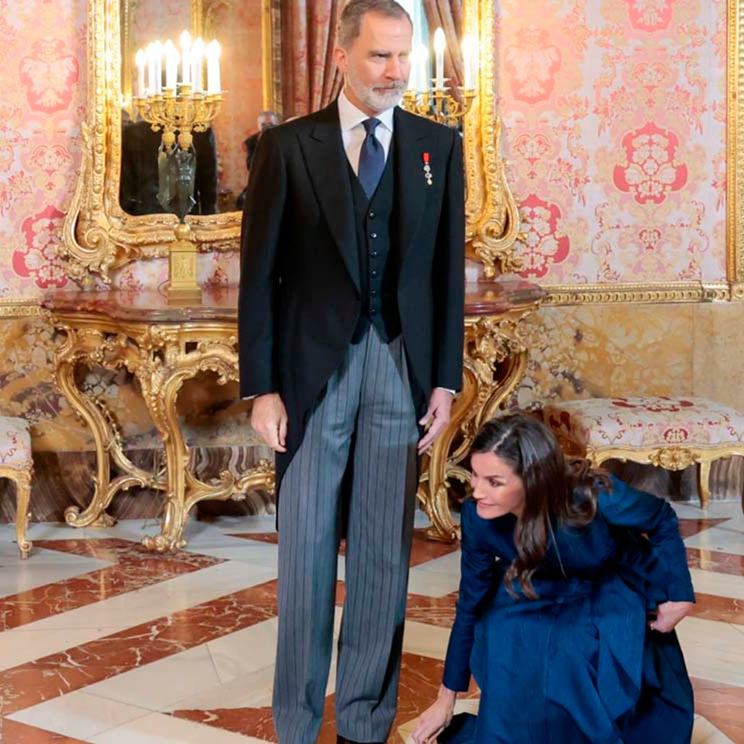 La reacción de la reina Letizia cuando se le cae su pulsera de diamantes y zafiros en plena recepción