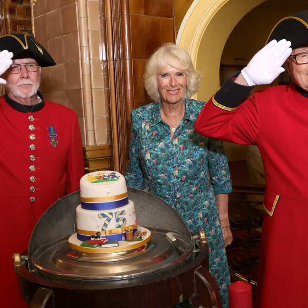 Camilla se adelanta a su 75º cumpleaños con una tarta hecha por su nieta y un recuerdo al duque de Edimburgo
