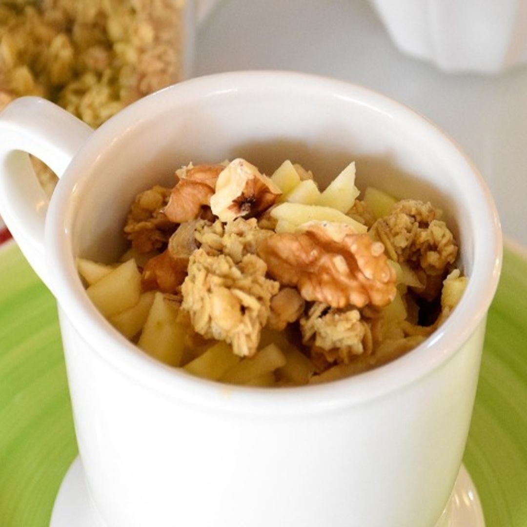 'Mug cake' de granola y manzana con nueces