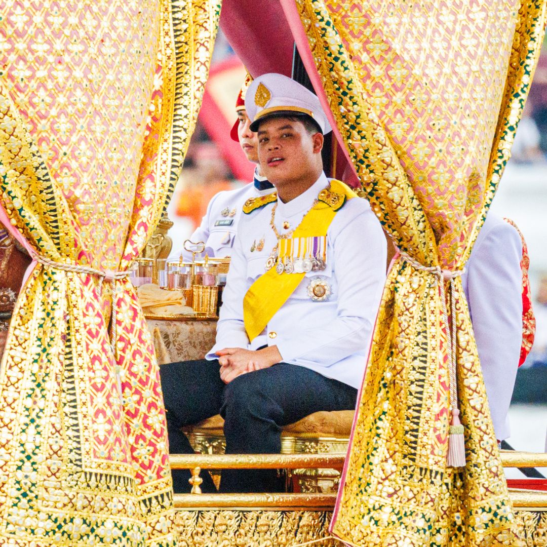 El príncipe Dipangkorn sorprende al aparecer de la mano de una misteriosa joven y reabre el polémico debate sobre la sucesión en Tailandia