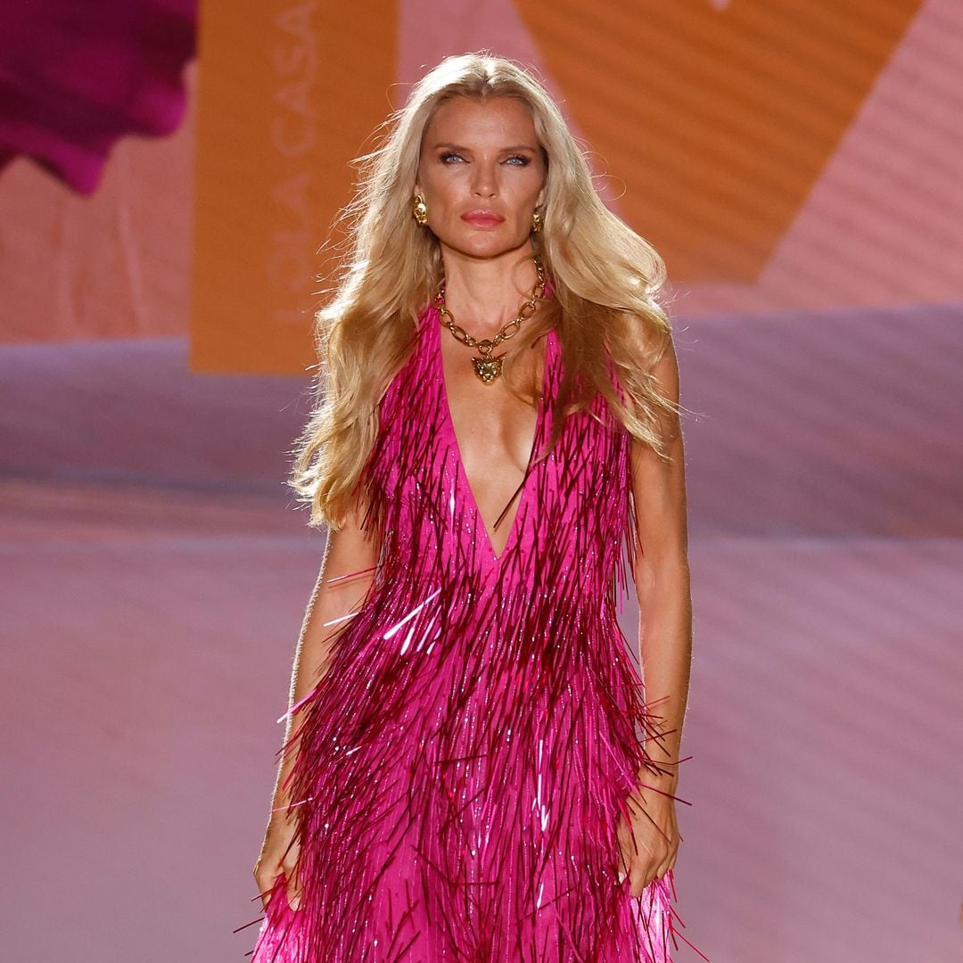 Esther Cañadas, reina de la pasarela en Madrid con vestidos de lentejuelas y flecos junto a Lola Casademunt by Maite