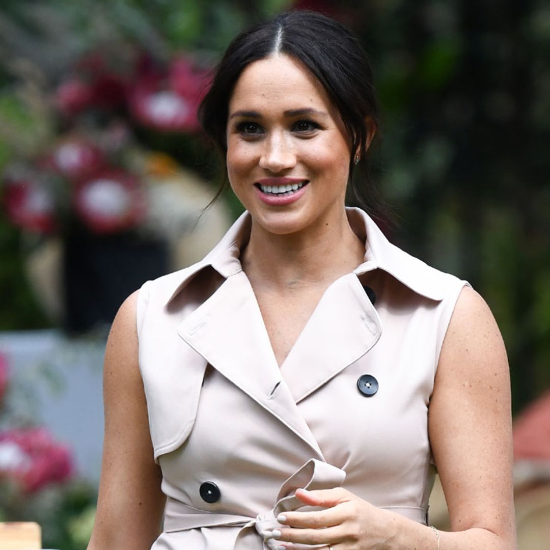 Con flores y tocado: la divertida reacción de Meghan al probar un atrevido filtro