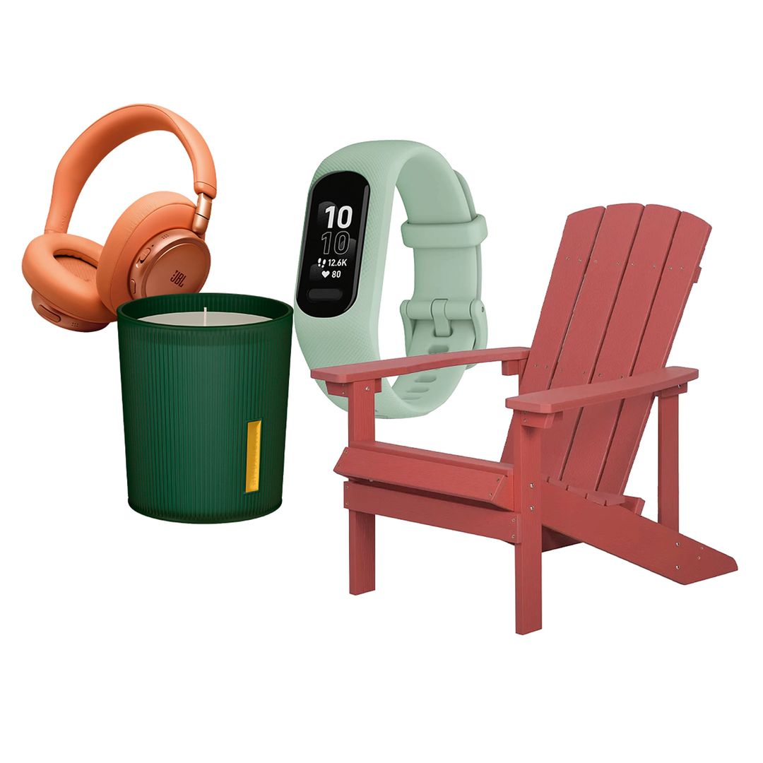 Auriculares bluetooth revestidos de piel naranja (179,90 €), de JBL.
Vela aromática relajante con flor de loto (22, 90 €), de Rituals. Pulsera
de actividad (150 €), de Garmín. Silla articulada de madera (269 €), de Beliani