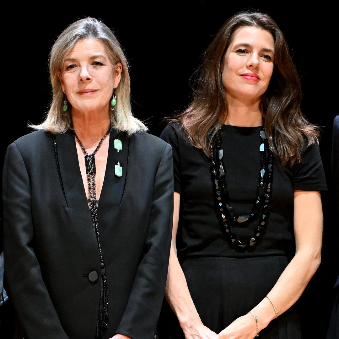 ​Carolina de Mónaco y Carlota Casiraghi reaparecen muy cómplices y con looks a juego: blazer de falsa solapa y joyas XL