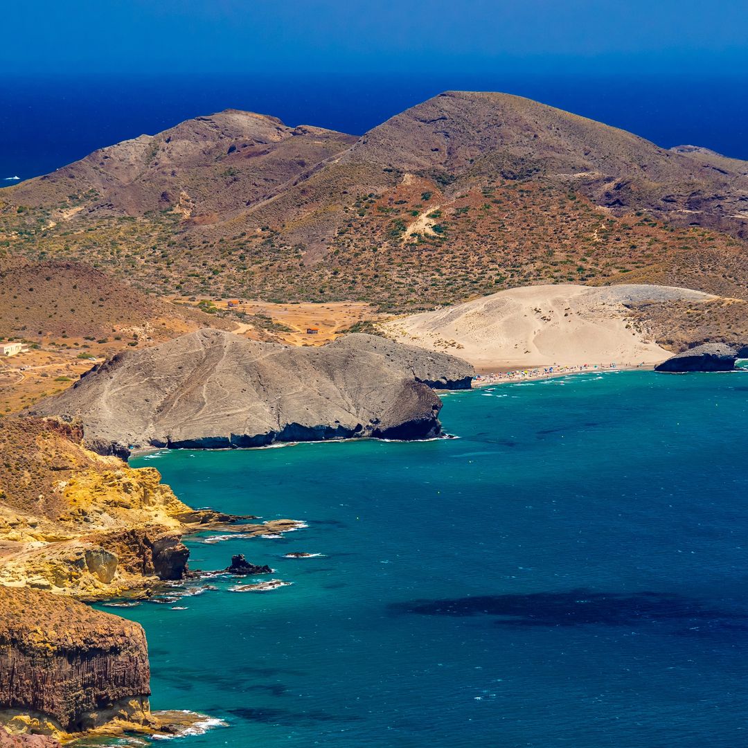 La Almería más salvaje: calas vírgenes, paisajes volcánicos y alta cocina frente al Mediterráneo