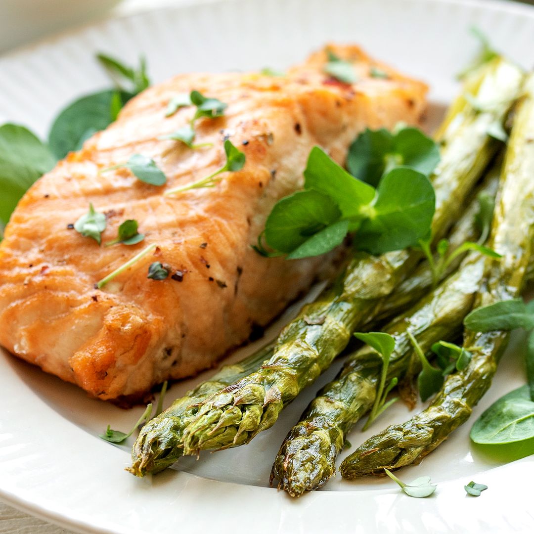 Irresistible y muy sencillo: cómo mejorar tu salmón al horno con un sencillo gesto