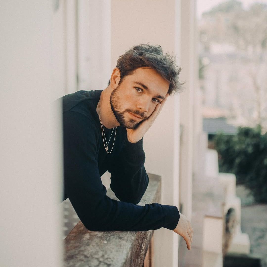 Así es Carlos Cuevas, el actor del momento y la nueva "fiera" del cine español, que comparte protagonismo con Miguel Ángel Silvestre