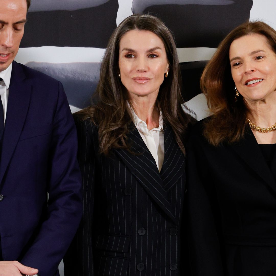 La reina Letizia lleva el minimalismo al máximo con este traje de raya diplomática en su cita con el periodismo