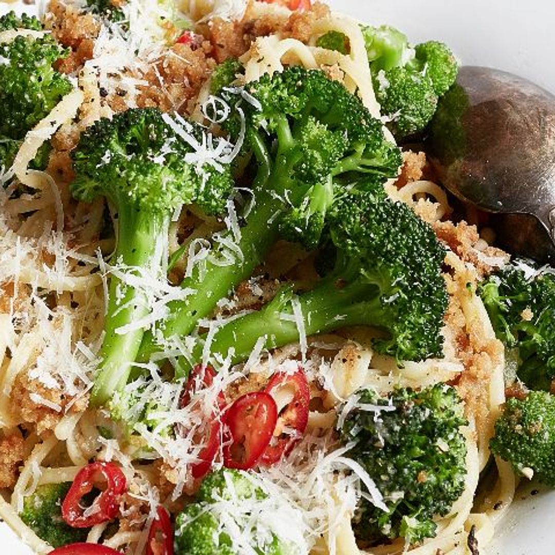 Espaguetis picantes con brócoli y queso