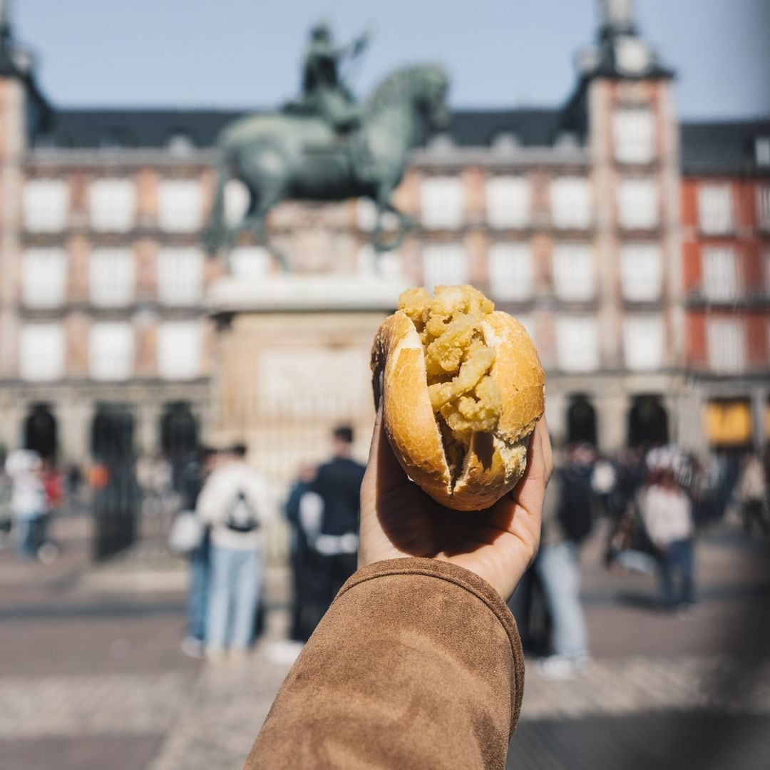 Tradicional bocadillo de calamares en la plaza Mayor de Madrid