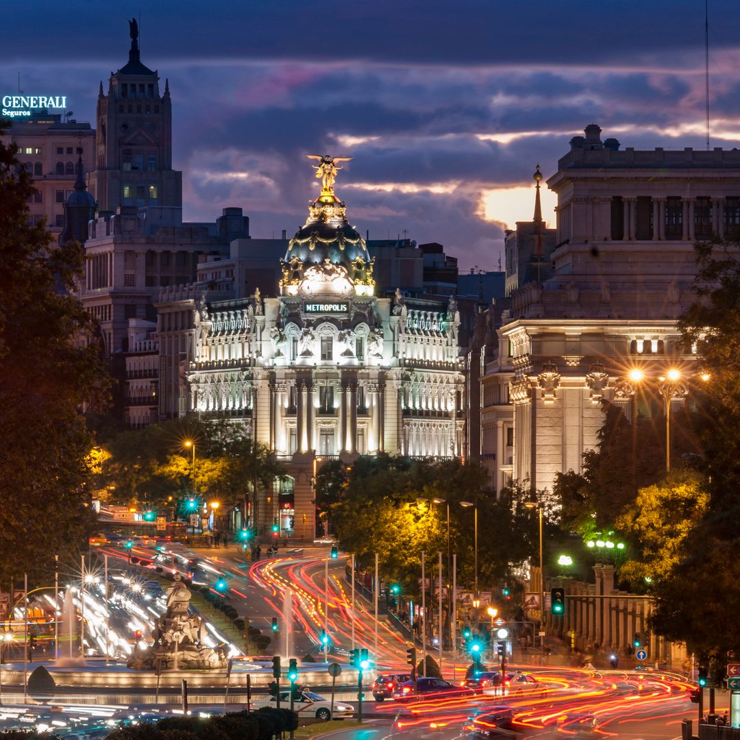 Vista de la plaza de Cibeles desde la calle de Alcalá con la Gran Vía al fondo