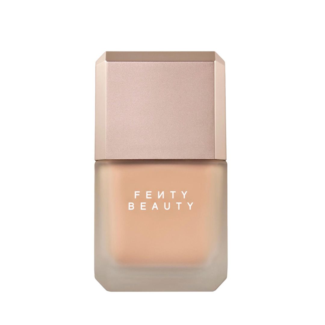 Pro Filt’r Fluid Flex Natural Matte Longwear Foundation, de Fenty Beauty (45 euros/ disponible en Sephora). Una base de maquillaje de acabado mate natural que hidrata, suaviza y consigue un efecto relleno en la piel. Está enriquecida con Fluid Flex Foundation Technology, disponible en 50 tonos y una aplicación ultraflexible.