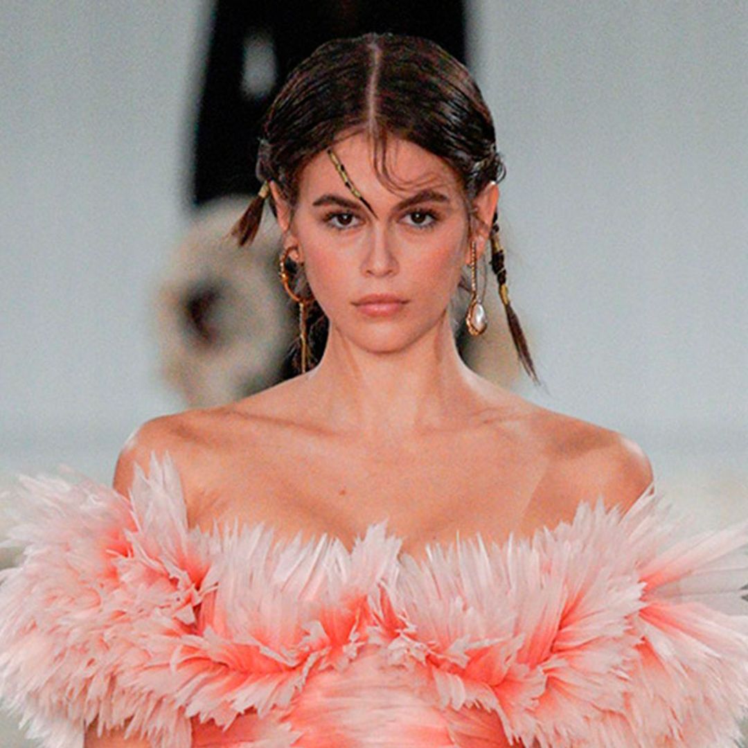 Kaia Gerber, de la pasarela al patinete eléctrico por las calles de París